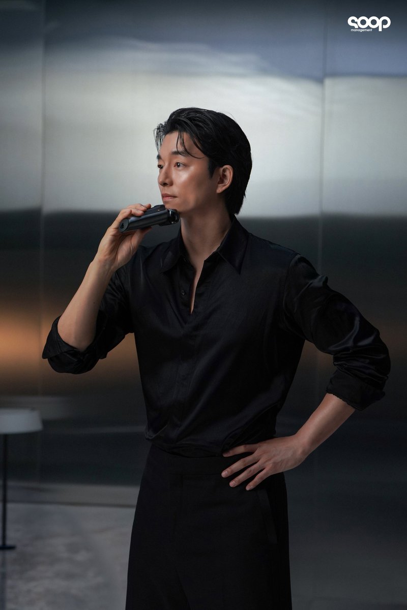 soop_ent's tweet photo. 잠.시.만요?
(필)블랙 셔츠(승)는 반칙 아닌가요..🖤

#공유 #Gongyoo #광고 #브라운 #Braun https://t.co/wal93kG8Ua