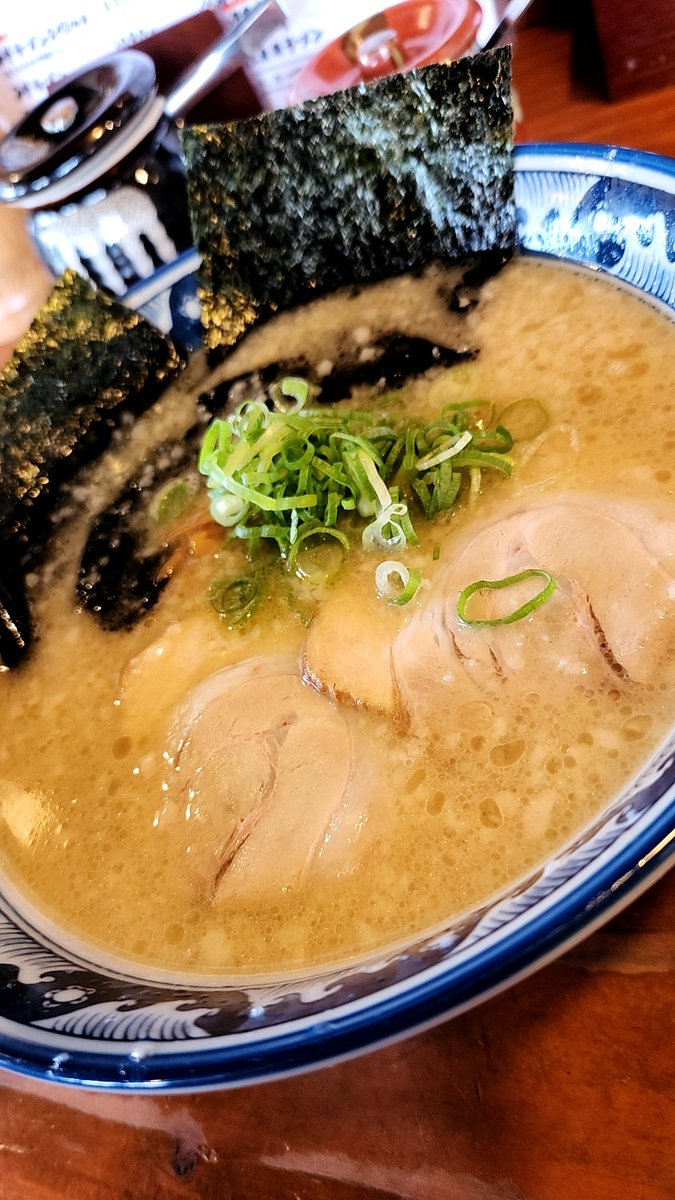 you_dissembler's tweet photo. 蔵@多賀城市、蔵特製ラーメンこってり味太麺・ひき肉半ごはん。14年4か月ぶり。特に豚骨の旨味が感じられる動物系メインのスープのコク強さ、これぞ正しい中華そば。背脂による甘めのテイストもスープを引き立たせてくれる。ちょいと強めの歯ごたえの麺も美味い。チャーシューは弾力しっかり。 https://t.co/sQURyYYV7g