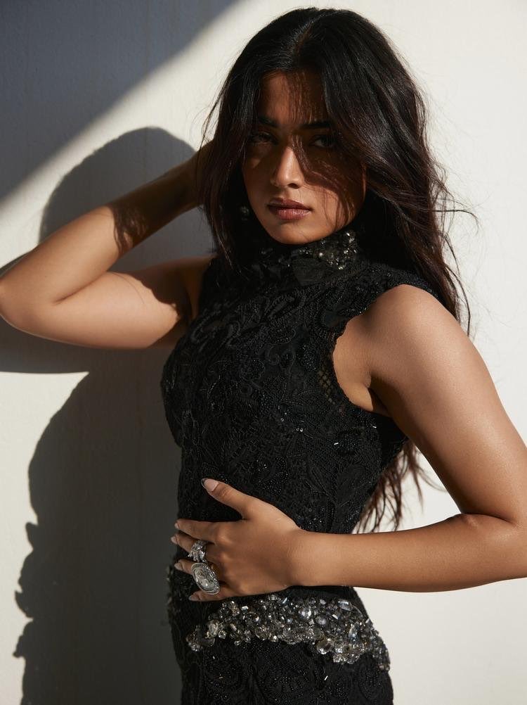 RashmikaTrends's tweet photo. Clocked in. Milano already sweating. 🖤 #RashmikaMandanna https://t.co/y5H7bFl883