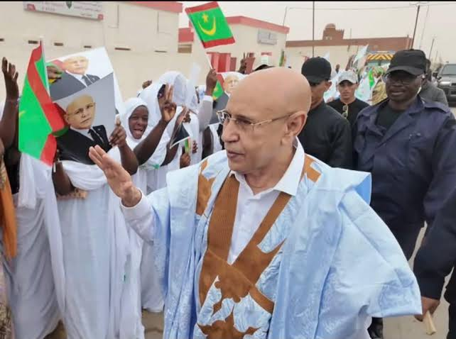 Mauritanie0tous's tweet photo. توقف فخامة الرئيس محمد ولد الشيخ الغزواني في طريقه إلى مدرج وادان، لتحية المستفيدين من برامج «التآزر»، في مشهد يجسد قربه من المواطنين واهتمامه بالفئات الهشة. مبادرات اجتماعية تترجم حرص الدولة على تعزيز التضامن والإنصاف ووصول الدعم إلى مستحقيه. https://t.co/4a4x5T7sks