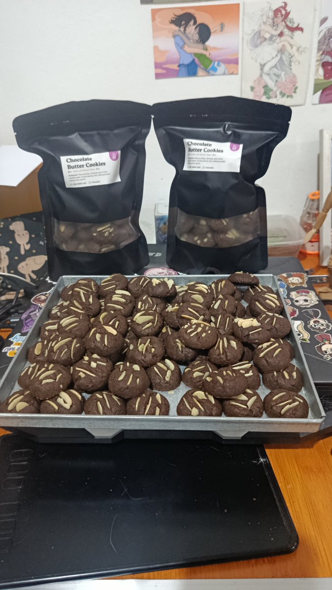 LenaInatama's tweet photo. @merch_fesss Halo kakk, @Rnt_Sweets usaha saya jualan butter cookies &amp; biscotti, bisa jual ukuran pouch mini untuk freebies. Saya udah jualan di CF sejak tahun lalu, bulan depan bakal ada freebies photocard/artprint bikinan saya jg 🏃‍♀️  Dia tipe kukis yg renyah, awet sebulan di wadah tertutup https://t.co/ONMsiIp8iQ