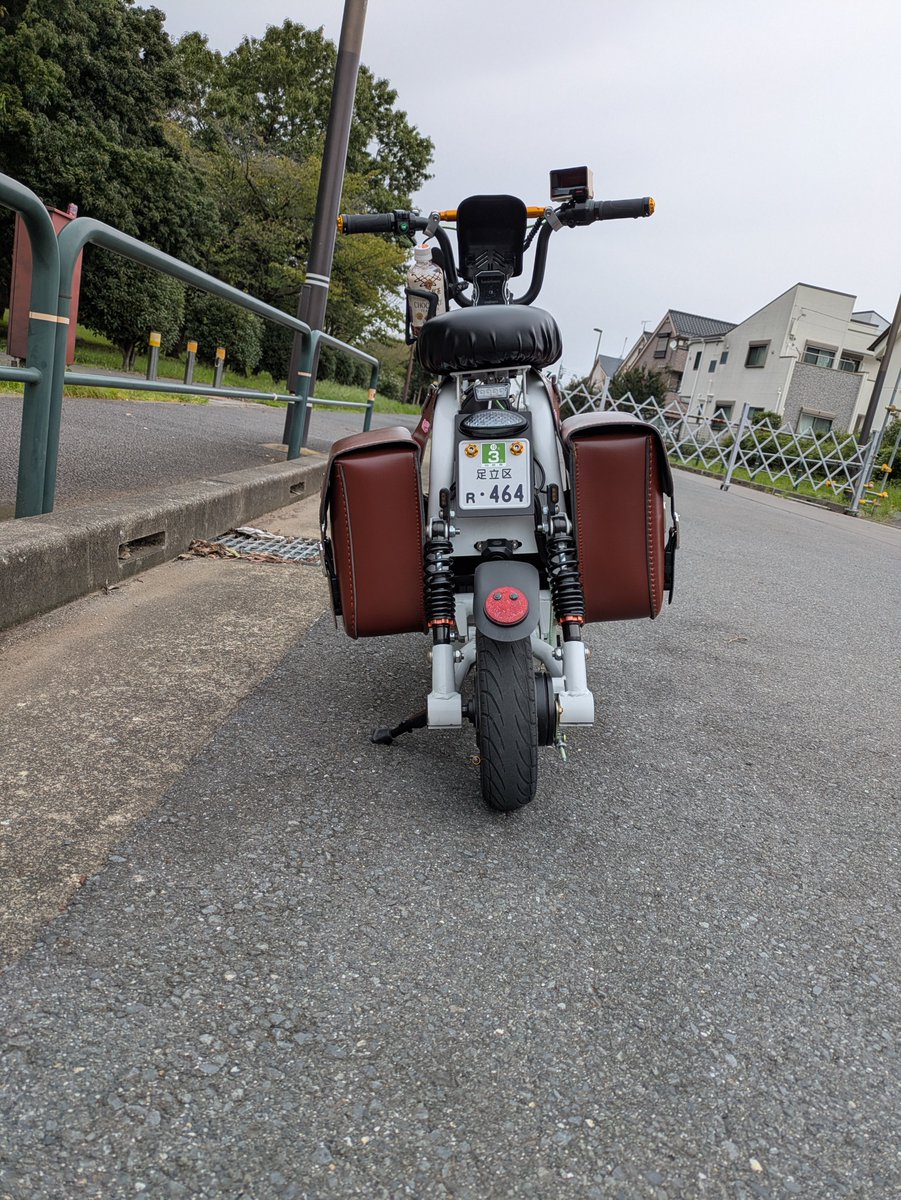 namaasi5555's tweet photo. #特定小型原付
#LAKU
カゴ無しでも、肩掛けカバンを置けるスペースは確保した。
クッションの押えは、カゴありでも、そのままで支障ない仕様。 https://t.co/2eXLjH2KhF