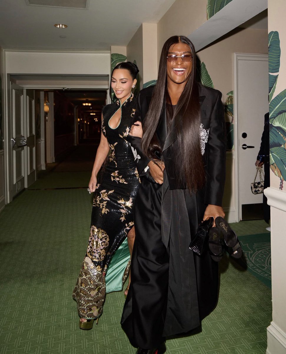 leandek15's tweet photo. New photo of Kim Kardashian and Law Roach. They know they about to gag the whole world! 👏 https://t.co/eTJe11kjGd
