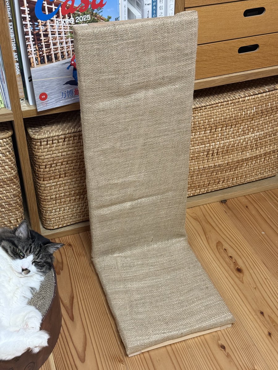 YamagaIssei's tweet photo. 愛猫のための爪研ぎ台。　
誕生日をもうすぐ迎える愛猫のため、爪研ぎをDIY。　爪研ぎってすぐ傷んで、しかも土台も交換品もそれなりに値がする。
麻布自体は非常に安価なので、張替方式で土台からDIYすることにしました。後で興味持って欲しいな笑
#猫 #猫のいる生活 #爪研ぎ #爪研ぎ猫 
 #cat https://t.co/8rCEUCeOLq