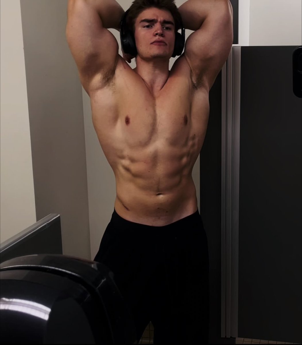 Alphaben7x's tweet photo. Get up and start fulfilling till I'm satisfied.
#findom #alphaworship #cashgod #findomcrypto #feetworshi̇p #masterdrains #paypig #tributes #sendtips https://t.co/uiQCxlZWj2