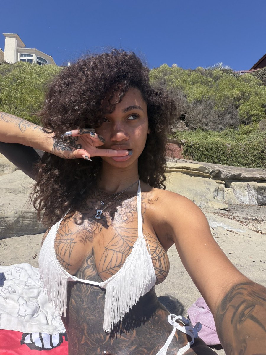 biancaasim's tweet photo. i got tan as fuck &amp; met this bird https://t.co/cuCzg6NDVi