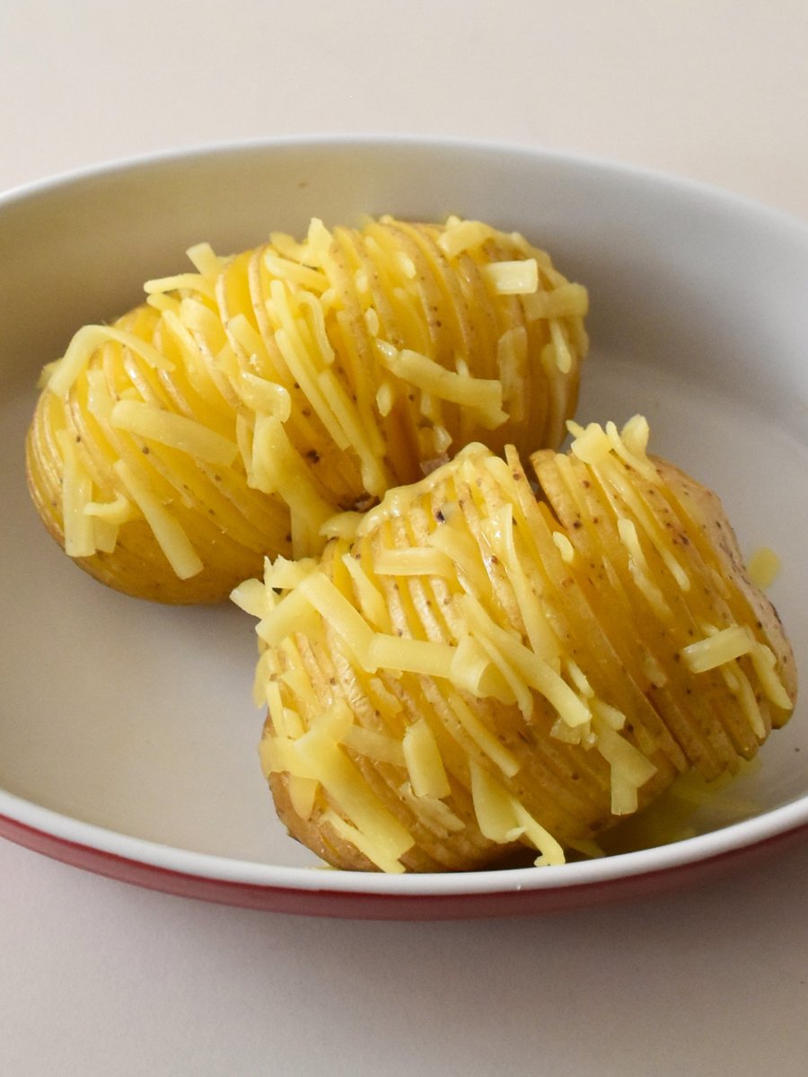aohata_official's tweet photo. この時期に食べたい、じゃがいものおつまみ🥔

「じゃがいも＋ガーリックトーストスプレッド＋チーズ」を組み合わせたハッセルバックポテトをご紹介させてください…

外はカリッ、中はホクホクで、ガーリックのうまみとチーズがとろ〜りと、たまらないんです🥲💛 https://t.co/eCTM4tgLXz
