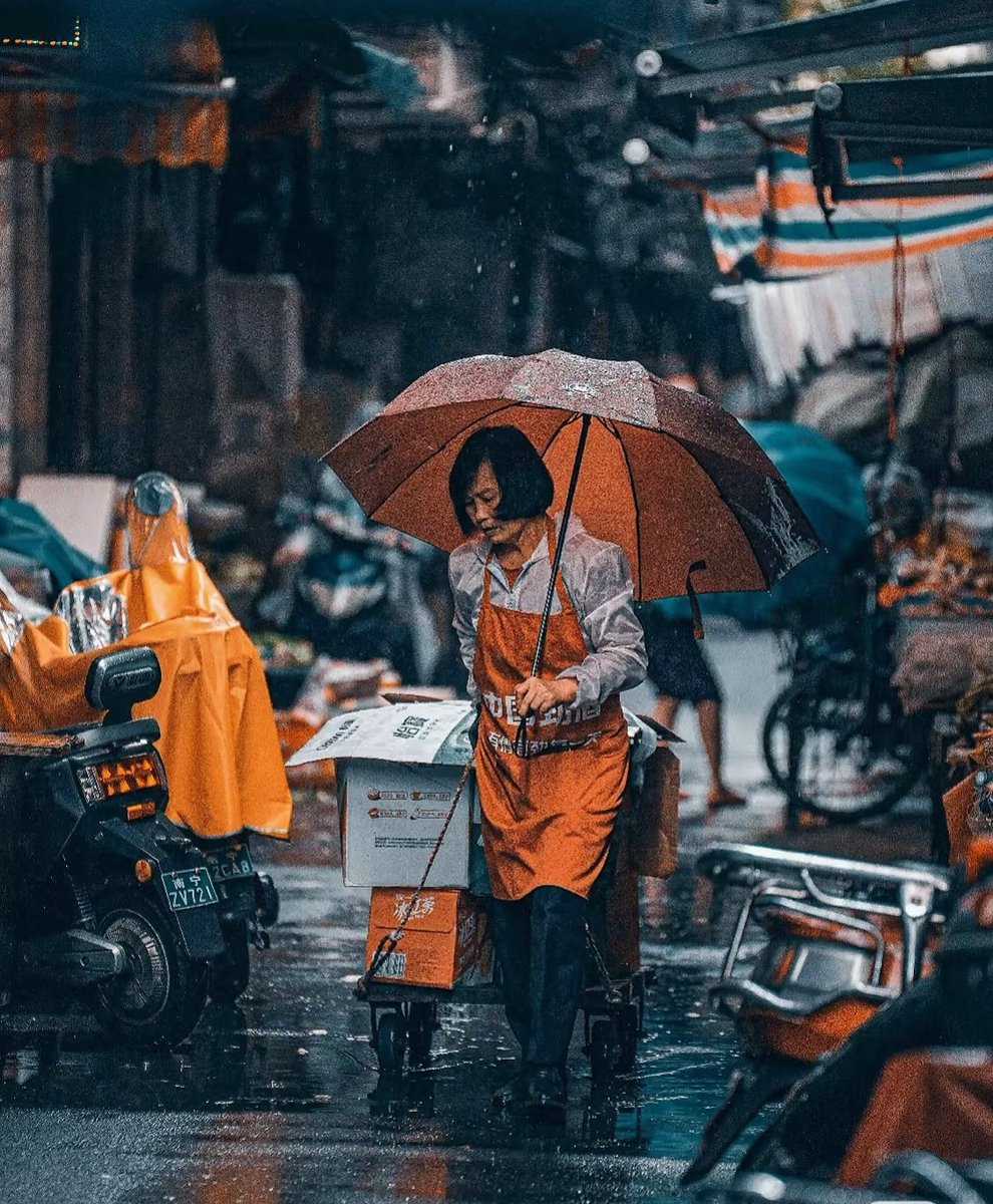 MapleMihalcnx's tweet photo. Rainy afternoon, old town street corners with warm street food steam. No plan, just a nice random shot. https://t.co/p49m3x0nyH