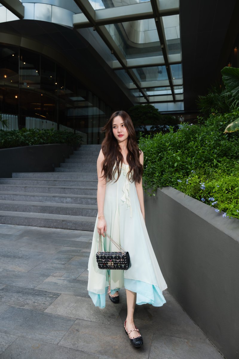 PRSocietyNews's tweet photo. MAISON VALENTINO นำเสนอกระเป๋า VALENTINO GARAVANI ROCKSTUD SPIKE รุ่นใหม่จากคอลเล็กชั่น FALL/WINTER 2026–2027

#srchafreen‌ 
#ValentinoInterferenze
#ValentinoGaravani
#RockstudSpike

ในด้านฝั่งของวงการบันเทิงและผู้นำแฟชั่น เหล่าเซเลบริตี้ระดับโลกต่างร่วมถ่ายทอดเสน่ห์ของรองเท้า นำโดยศิลปินมากความสามารถและแบรนด์แอมบาสเดอร์ประจำเมซงอย่าง เดโคตา จอห์นสัน (Dakota Johnson) และ ฟรีน สโรชา (Freen Sarocha) และเหล่าเซเลบริตี้ระดับโลกอีกมากมาย อาทิ ลิลี่ ไรน์ฮาร์ต (Lili Reinhart) และ วาเนสซา สกาเลรา (Vanessa Scalera) @maisonvalentino 

More >> https://t.co/A6Acrwx8YH