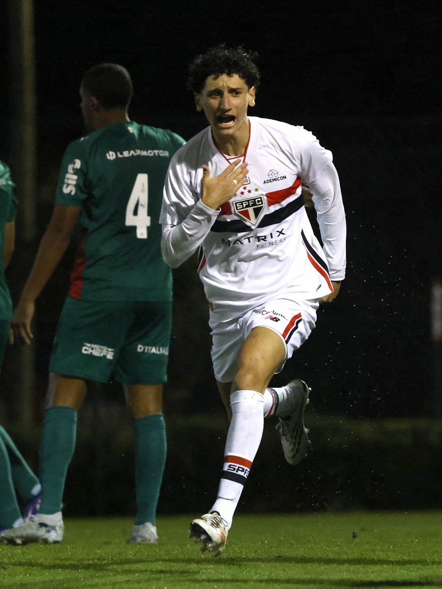 SaoPauloFC's tweet photo. Vitória no Choque-Rei!

Com gols de Brenno e Gabriel, o Sub-17 do São Paulo derrotou o Palmeiras por 2 a 1, no CFA Laudo Natel, em Cotia (SP), pela 18ª rodada do Campeonato Brasileiro. 

📸 Rubens Chiri / São Paulo FC

#MadeInCotia 
#VamosSãoPaulo 🇾🇪 https://t.co/Aohweon93t