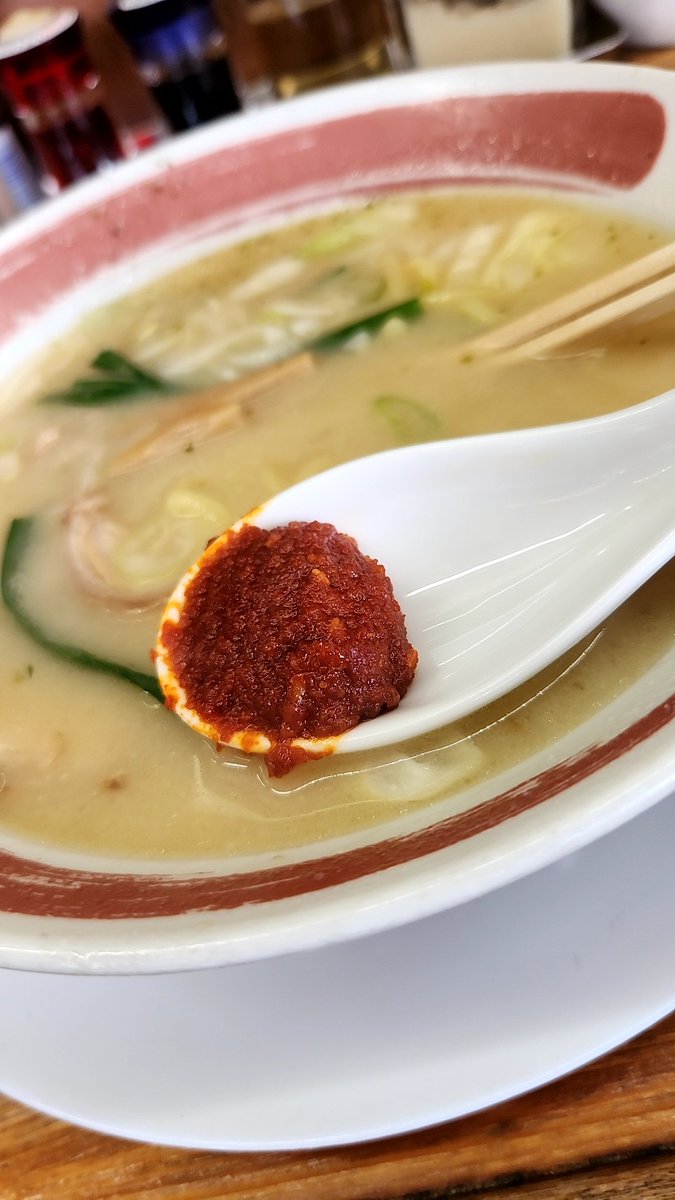 you_dissembler's tweet photo. 味よし@薬師堂（仙台市）、辛みそラーメン。なんと23年ぶり。動物系と煮干しダシを合わせたというスープに白みそを合わせ、更に青海苔の何とも言えない香ばしさ。大変食欲をそそり、この状態でも極めて美味しいのだが、ここにニンニク風味の辛味噌よ。言うに及ばぬ美味さ、一気に食欲がアップ。 https://t.co/ntLnMR6cAk