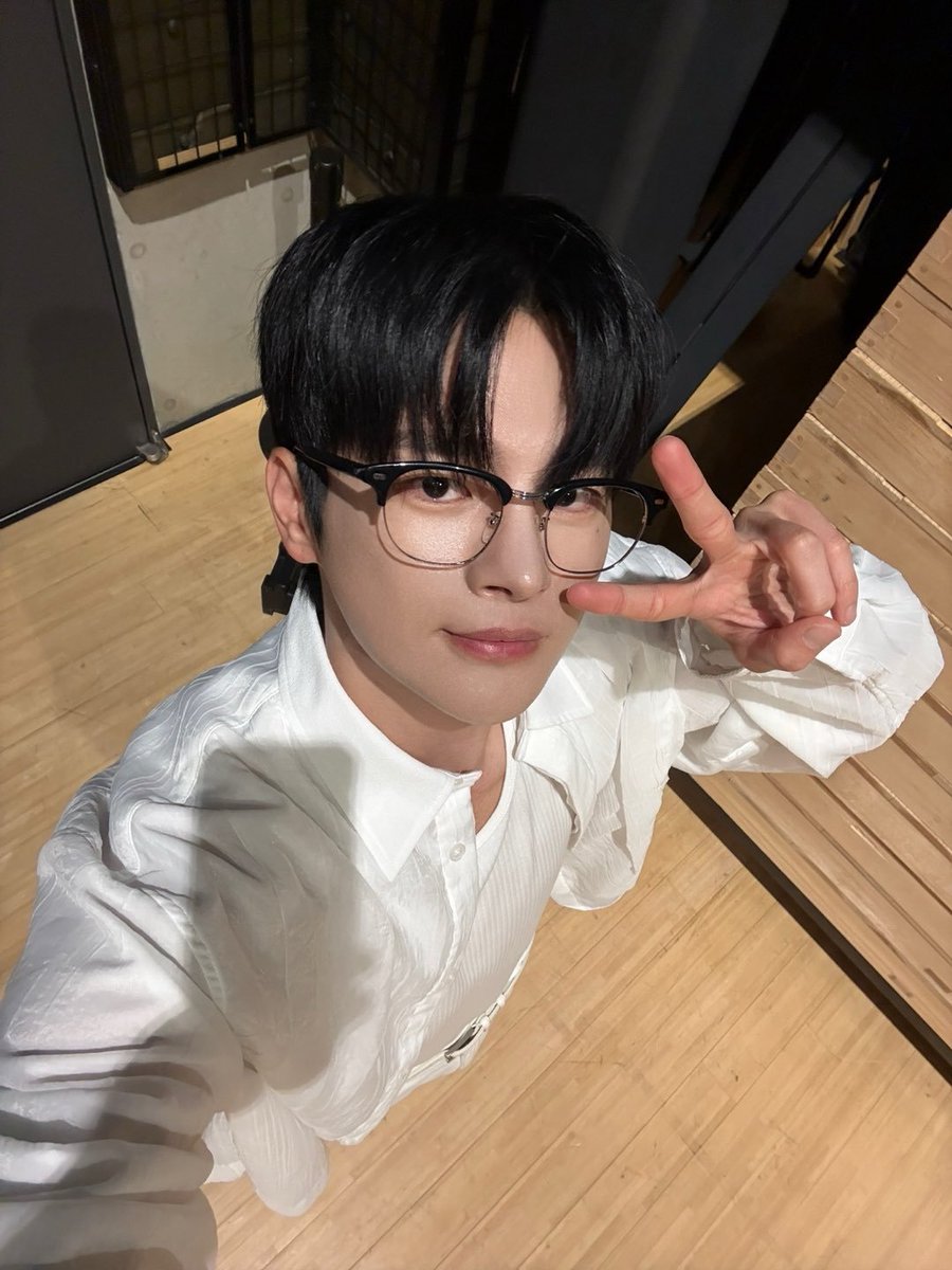 myonmyonyo's tweet photo. 特別な時間で幸せ空間だったリスパからもう3週間!?ということは来週Release✨🎧🎶
やっと🥹やっと😆あぁ待ちきれないよ~🏃💨
#TRACE
#서인국 #SeoInGuk #ソイングク
1部はお膝丸見えNiceダメージジーンズ&🍣マグロみたいな色のジャケット♥️ユニさん🤣ツッコミいじりあって今回は面白かったw
2部は靴と👓以外ベルトまでAll White🤍
お尻フリフリ&筋肉に悲鳴な会場を楽しむ姿が本当に可愛かったな~🫠