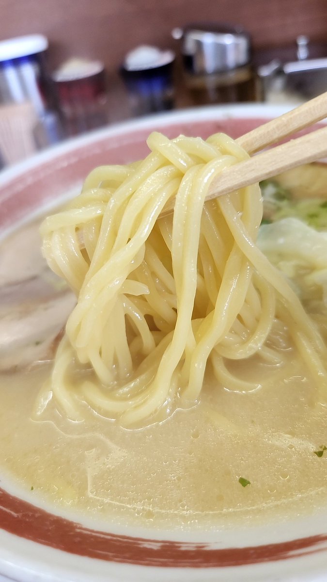 you_dissembler's tweet photo. 味よし@薬師堂（仙台市）、辛みそラーメン。なんと23年ぶり。動物系と煮干しダシを合わせたというスープに白みそを合わせ、更に青海苔の何とも言えない香ばしさ。大変食欲をそそり、この状態でも極めて美味しいのだが、ここにニンニク風味の辛味噌よ。言うに及ばぬ美味さ、一気に食欲がアップ。 https://t.co/ntLnMR6cAk