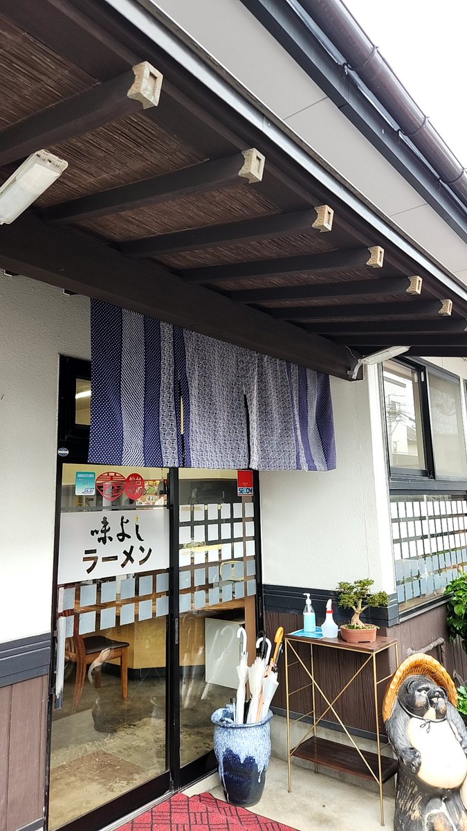 you_dissembler's tweet photo. 味よし@薬師堂（仙台市）、辛みそラーメン。なんと23年ぶり。動物系と煮干しダシを合わせたというスープに白みそを合わせ、更に青海苔の何とも言えない香ばしさ。大変食欲をそそり、この状態でも極めて美味しいのだが、ここにニンニク風味の辛味噌よ。言うに及ばぬ美味さ、一気に食欲がアップ。 https://t.co/ntLnMR6cAk