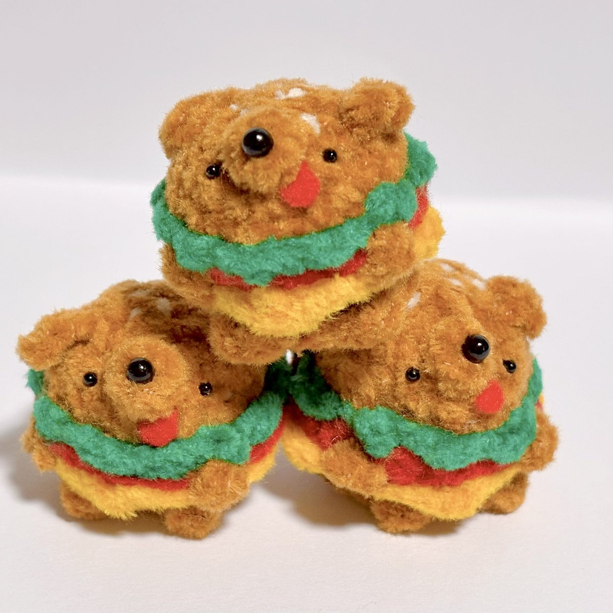 zajisheep's tweet photo. 明日9月24日(木曜日)21時よりハンバーガーいぬさんを販売開始予定です🍔🐶

展示中の作品ページはこちら
▽▽▽
https://t.co/2kSdCdi9bE https://t.co/0xXU1T58JM