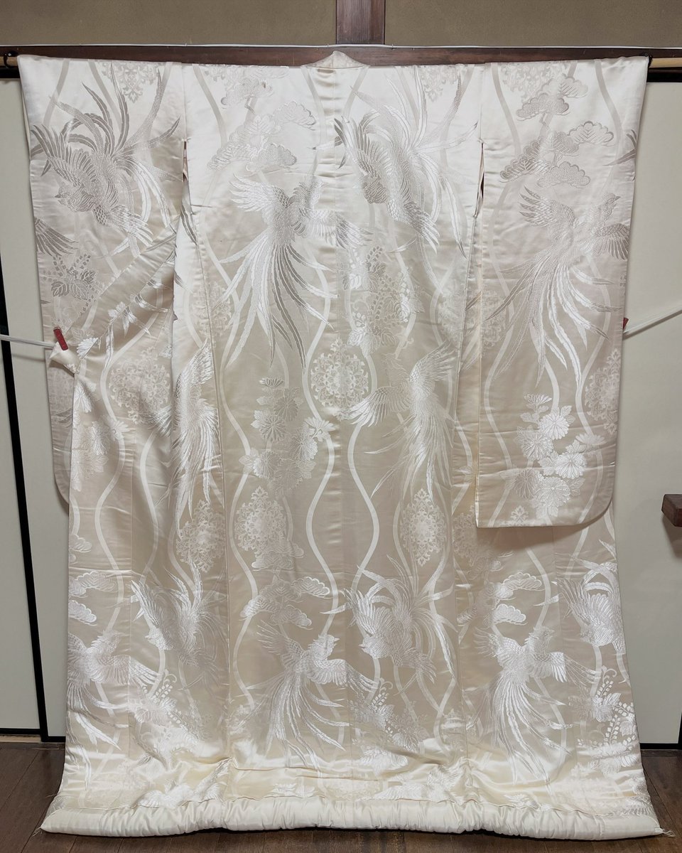 ochicochiya's tweet photo. \ネットショップ更新👘✨️/

白地に、鳳凰・華文・桐・立涌の刺繍が施された打掛です。
素材:正絹

以下URLから、詳細をご確認いただけます！
ご購入もこちらから😊↓
https://t.co/mxVitPI9p7

#彼方此方屋
#おちこちや
#着物
#��掛
#kimono https://t.co/a4YHZuhT6X