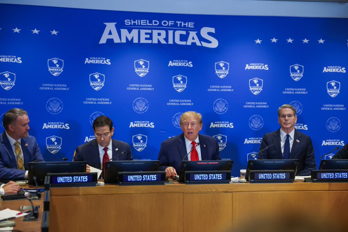 presidenciaperu's tweet photo. La presidenta de la república, Keiko Fujimori, participó en una reunión del Escudo de las Américas en Nueva York, con la presencia del mandatario estadounidense, Donald Trump.

Durante el encuentro, la mandataria hizo uso de la palabra a pedido del secretario de Estado, Marco Rubio, y reafirmó su compromiso de fortalecer la cooperación regional y enfrentar de manera decidida a las organizaciones criminales y terroristas.

📱Ver nota de prensa:

https://t.co/HwwW0ZCNuM