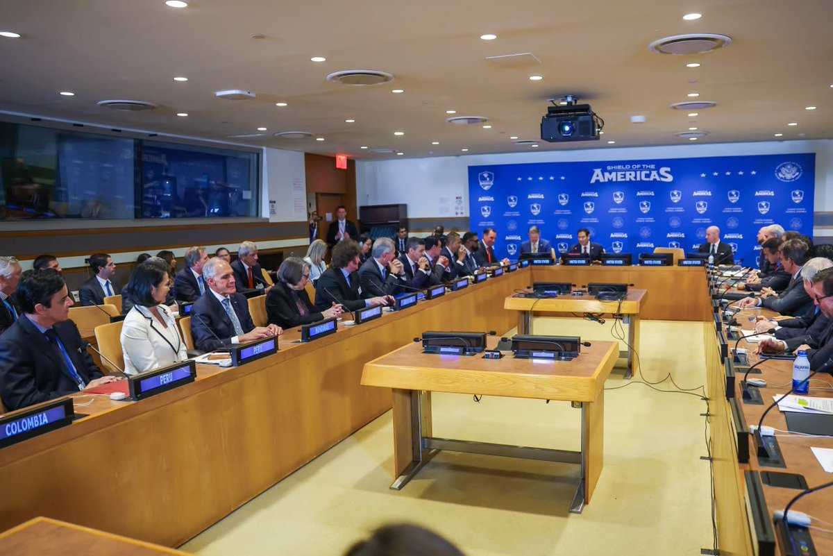 presidenciaperu's tweet photo. La presidenta de la república, Keiko Fujimori, participó en una reunión del Escudo de las Américas en Nueva York, con la presencia del mandatario estadounidense, Donald Trump.

Durante el encuentro, la mandataria hizo uso de la palabra a pedido del secretario de Estado, Marco Rubio, y reafirmó su compromiso de fortalecer la cooperación regional y enfrentar de manera decidida a las organizaciones criminales y terroristas.

📱Ver nota de prensa:

https://t.co/HwwW0ZCNuM