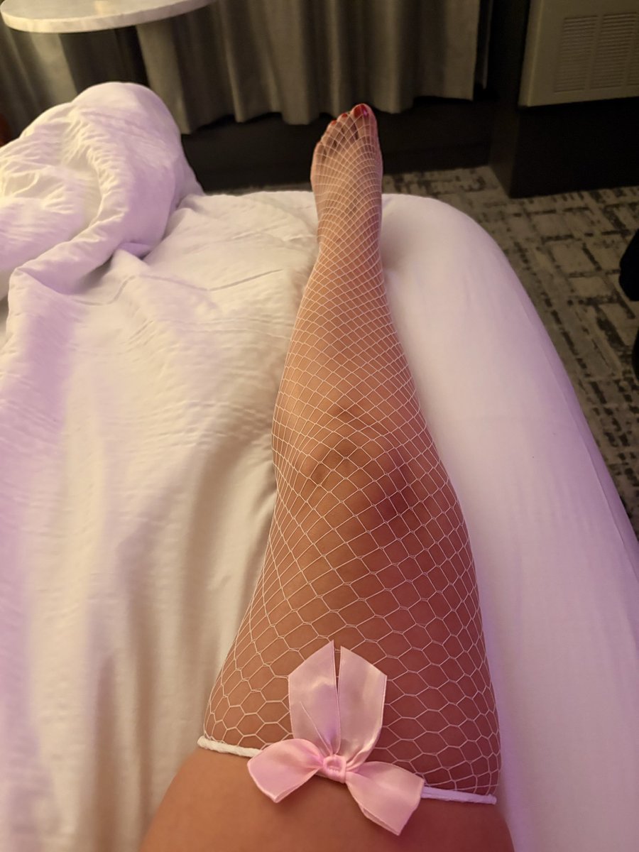 Ibriyours's tweet photo. Late night visits are for role playing 

#feetfetısh #footfetısh #Soles https://t.co/wvXyrzNWFX