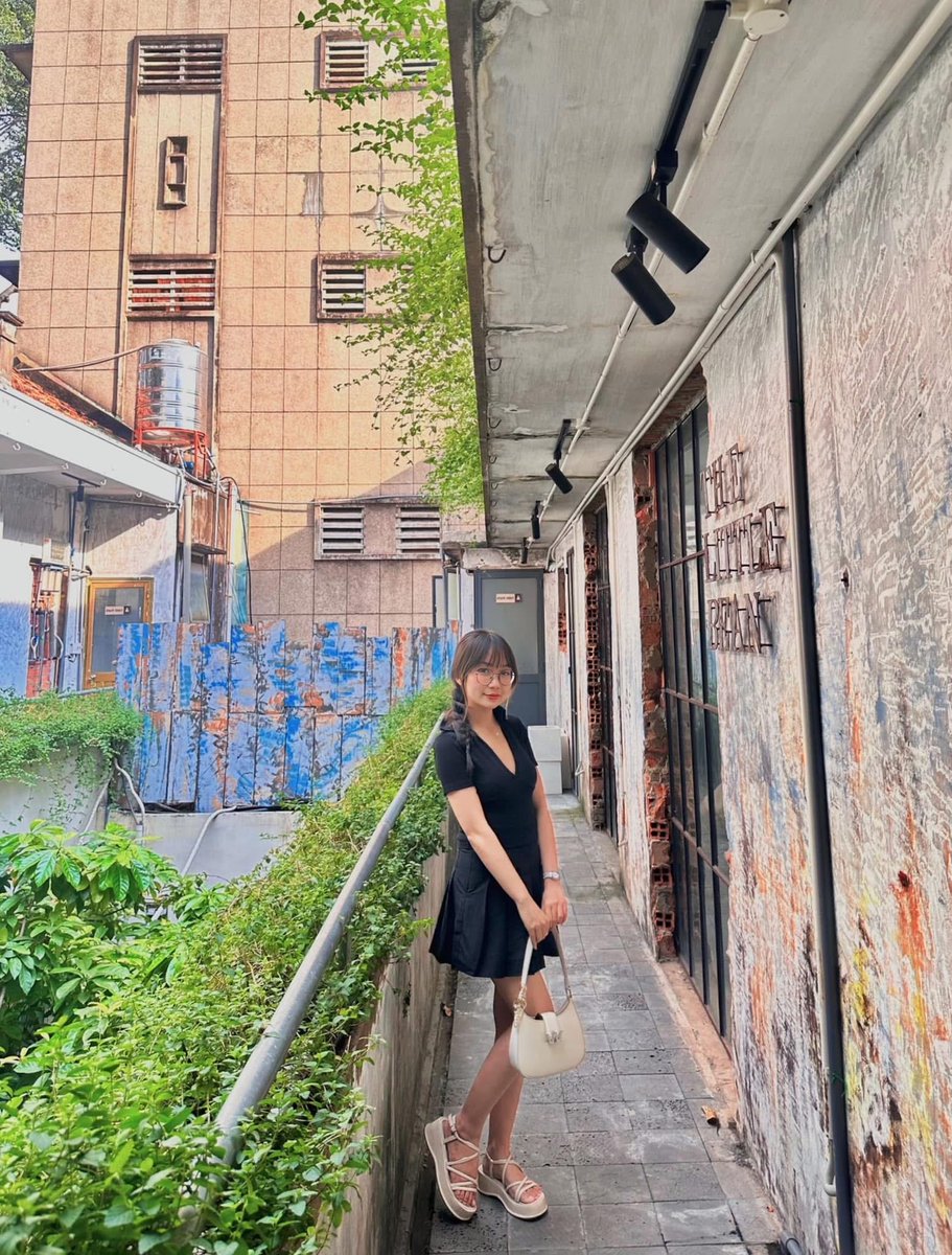 seto175's tweet photo. Khải Nghi 98 mấy con đĩ ngân hàng dâm thì thôi rồi, dùng lồn để chốt hợp đồng với khách đạt đủ kpi. Tay nhìn nhắn với ny đang tăng ca, mồm thì bú cặc thằng khách, banh cái lồn ra cho người khác đụ thỏa thích bắn tinh ngập lồn đĩ cả đêm. https://t.co/mBvGxydter
