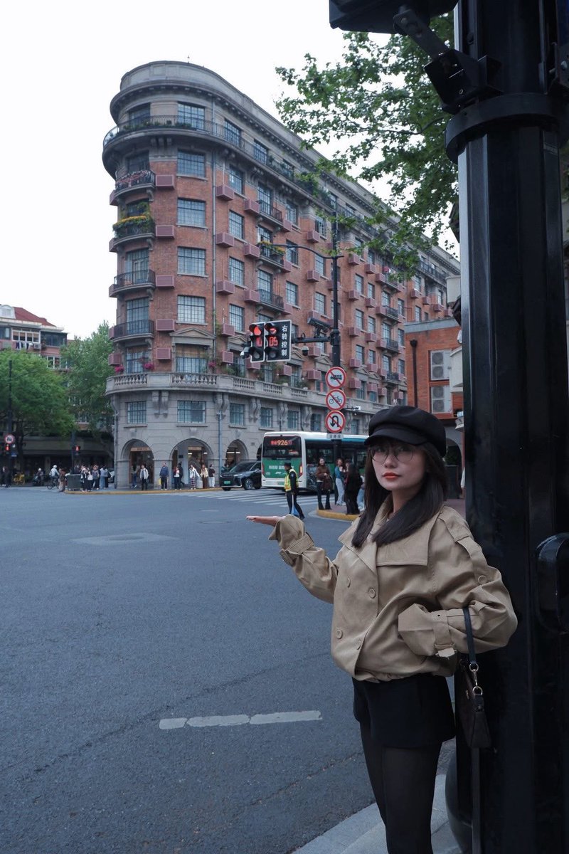seto175's tweet photo. Khải Nghi 98 mấy con đĩ ngân hàng dâm thì thôi rồi, dùng lồn để chốt hợp đồng với khách đạt đủ kpi. Tay nhìn nhắn với ny đang tăng ca, mồm thì bú cặc thằng khách, banh cái lồn ra cho người khác đụ thỏa thích bắn tinh ngập lồn đĩ cả đêm. https://t.co/mBvGxydter