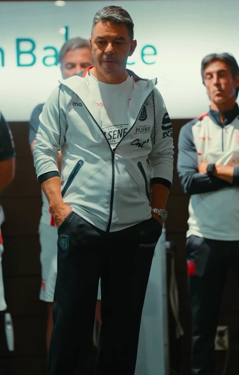 SebasDecker's tweet photo. Marcelo Gallardo con la indumentaria de La Tri 🇪🇨 y recibiendo al grupo de jugadores en Suwon 🇰🇷.

📸: @LaTri. https://t.co/6KOt16ln3O