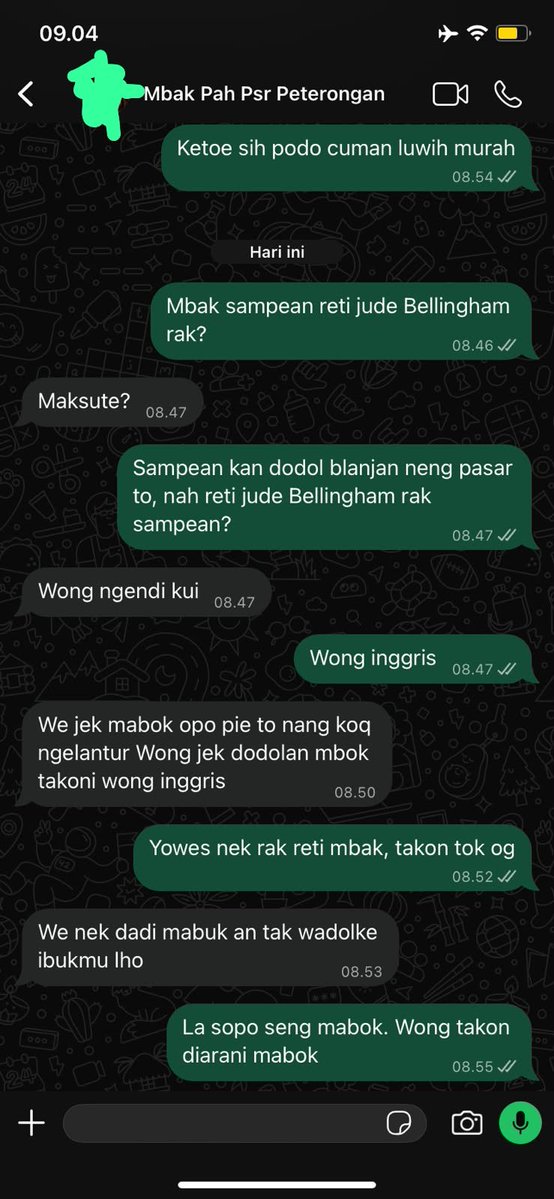 Icaljsap's tweet photo. Selamat pagi Jude Bellingham 🌄 
Rencana pagi ini berangkat kerja sekalian tanya tukang sayur deket rumah tapi lagi rame pembeli jadi gaenak mau nanya & malu juga kan wkwk. Kemungkinan saya tanya nanti malam sepulang kerja

Sementara ini saya tanya tukang sayur langganan emak di kampung. malah saya dikira mabok 😭😭😭

yg bisa bahasa Jawa tolong translate in guys.
