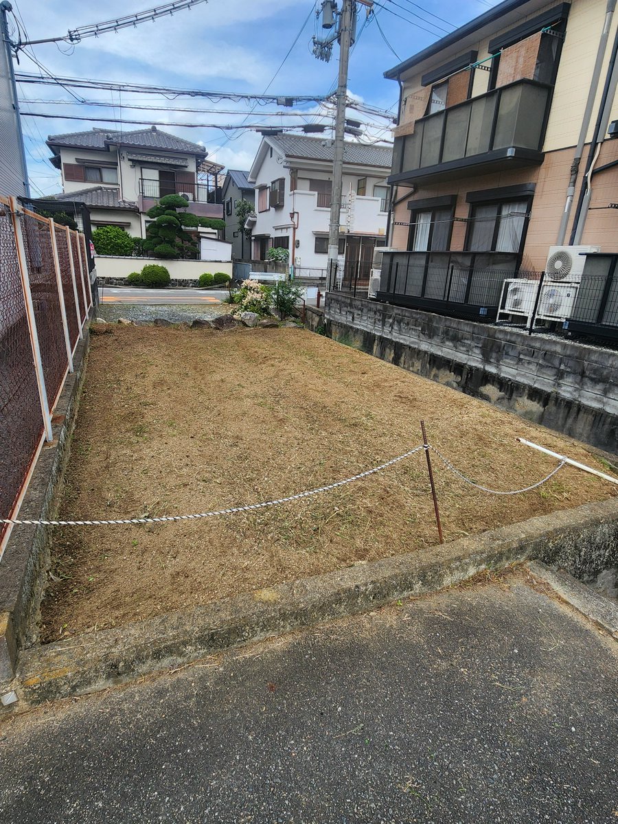 Sukettosani's tweet photo. こんにちは
最近は草刈り、枝きりをしています。

雨で延びたりして大変ですが、一つ一つ丁寧に対応していきます。 https://t.co/kB9gYKp7QQ