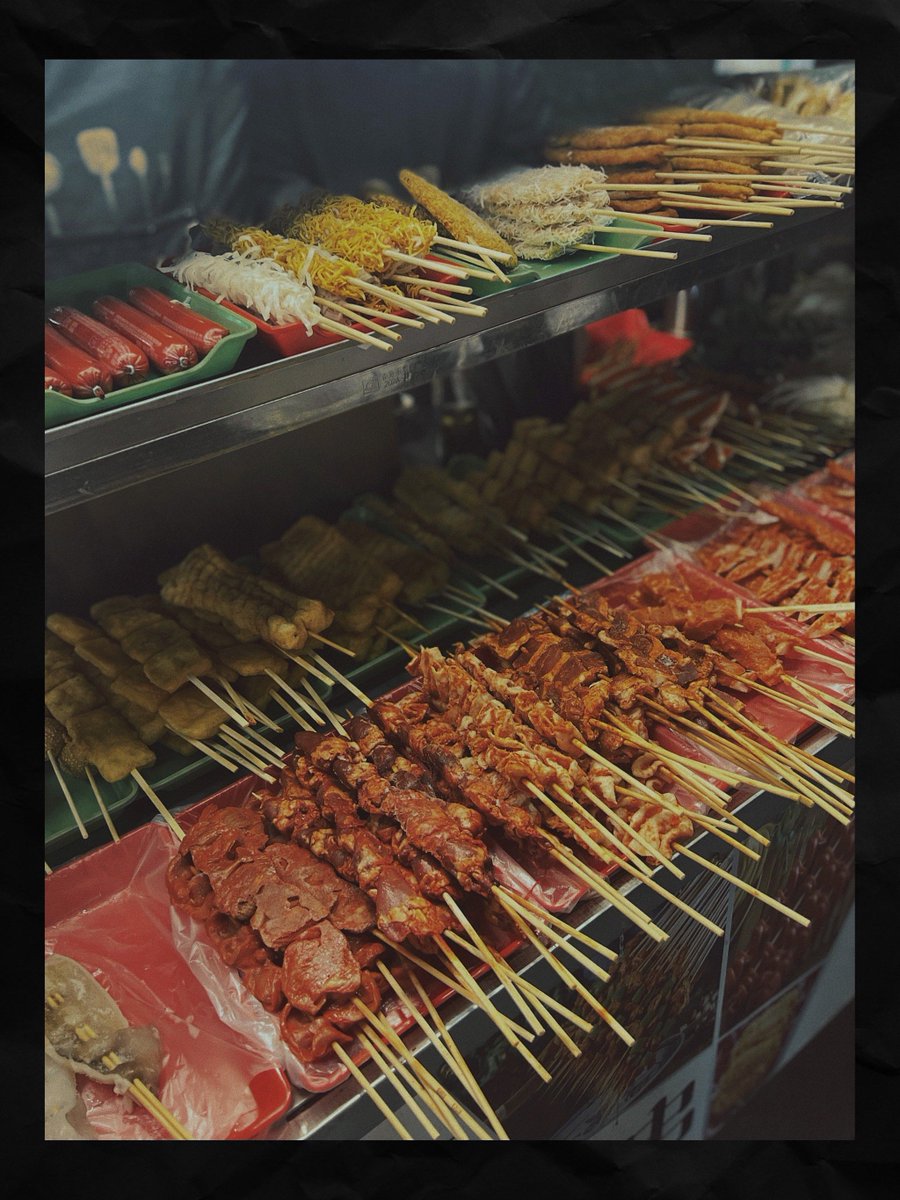 MartinaBelif's tweet photo. [Late-night street feast alert! Crispy fried skewers dusted with cumin and chili bits, warm bite straight from the cart—total comfort for post-work munchies. ]， https://t.co/ZNxkDJy6QX