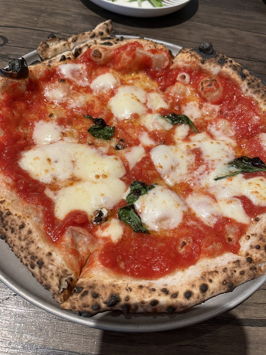 komayuriko's tweet photo. ピザ🍕旅行前は現地で食べなさそうな物を選んで食べてる。 https://t.co/3UT7tD5ifG