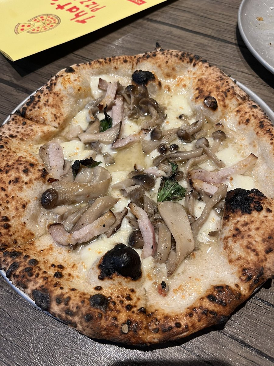 komayuriko's tweet photo. ピザ🍕旅行前は現地で食べなさそうな物を選んで食べてる。 https://t.co/3UT7tD5ifG