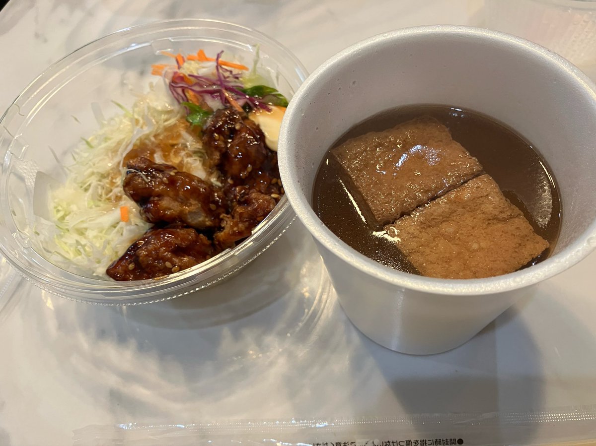 Remioromen0's tweet photo. お昼はセブンイレブンのパスタサラダと、
おでん！ https://t.co/dssLbmPmn7