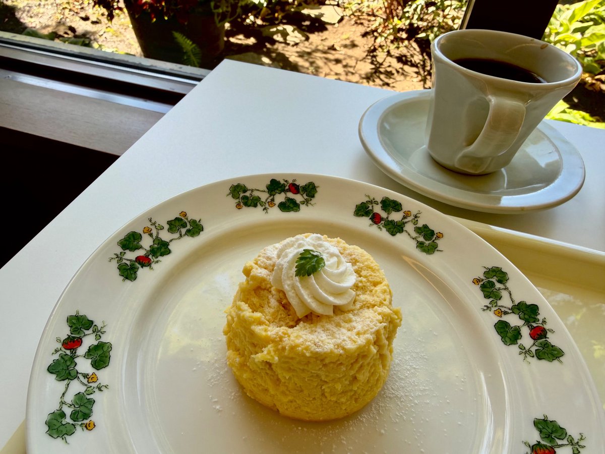 Cu_apple's tweet photo. 札幌の日常で30分でも時間が取れる人は全員六花亭の喫茶室に行って欲しい
（北大エルム店、札幌北店は割と空いてい���穴場） https://t.co/nYgugInwuW