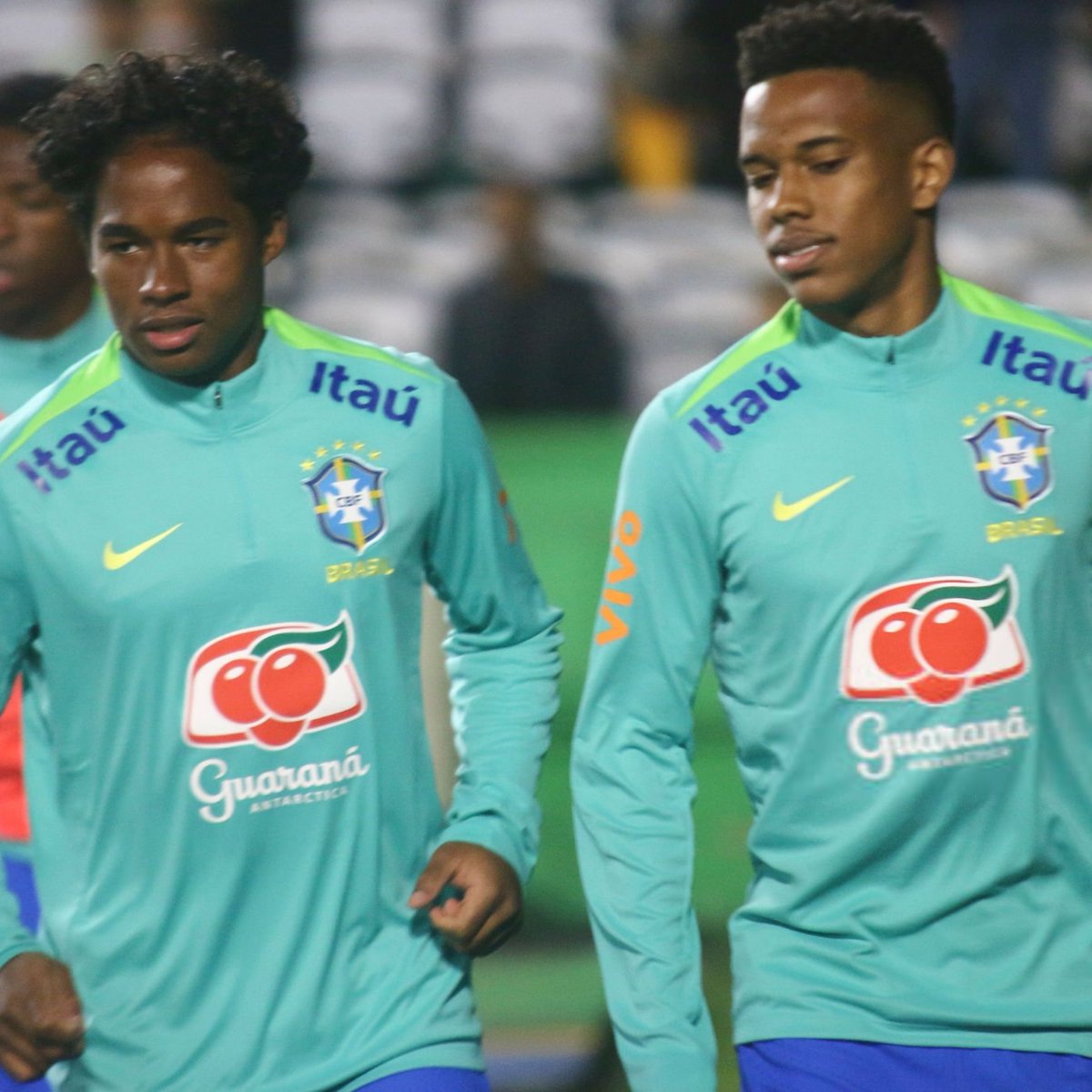 TouchlineX's tweet photo. 🚨🗣️ Carlo Ancelotti: "The Brazilian national team's technical staff believes the issue with Brazil's young players is that they don't mature because they don't play."

"They don't play here, and they don't play abroad."

"Take the cases of Endrick or Estêvão, for example: they leave at 18 or 19, arrive at a top European club, and don't get playing time."