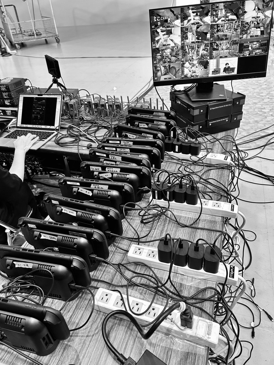 yogafire5's tweet photo. 有吉ぃぃeeeee！の収録。「めっちゃカメレオン」をSwitchバージョンで12人プレイ！やはりPC版に比べ、皆さん操作しやすそうでした！いつも配線して頂ける技術さんに感謝！ https://t.co/0HCvP3Bjw6