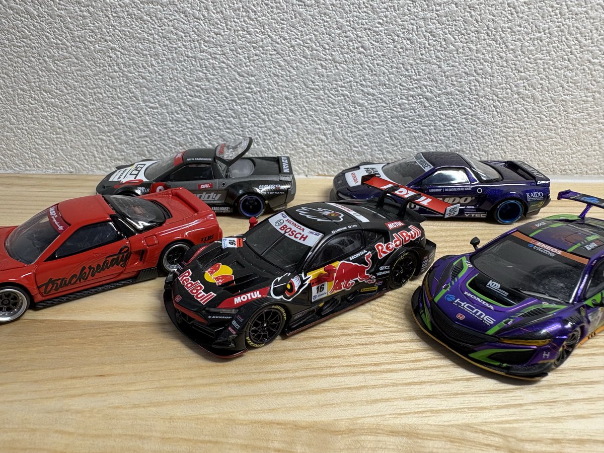 odomebase's tweet photo. 今、話題のトミカCWのNSXを見せて頂きました。
ホイールとリヤウイングが取り替え可能。リトラとリヤウインドウが開閉可能。ギミックが多くて楽しいですね。
他のメーカーのNSXと共に撮影しました。
＃トミカ
＃tomica
＃タカラトミー
＃TAKARATOMY
＃NSX https://t.co/9zMFeozP9W