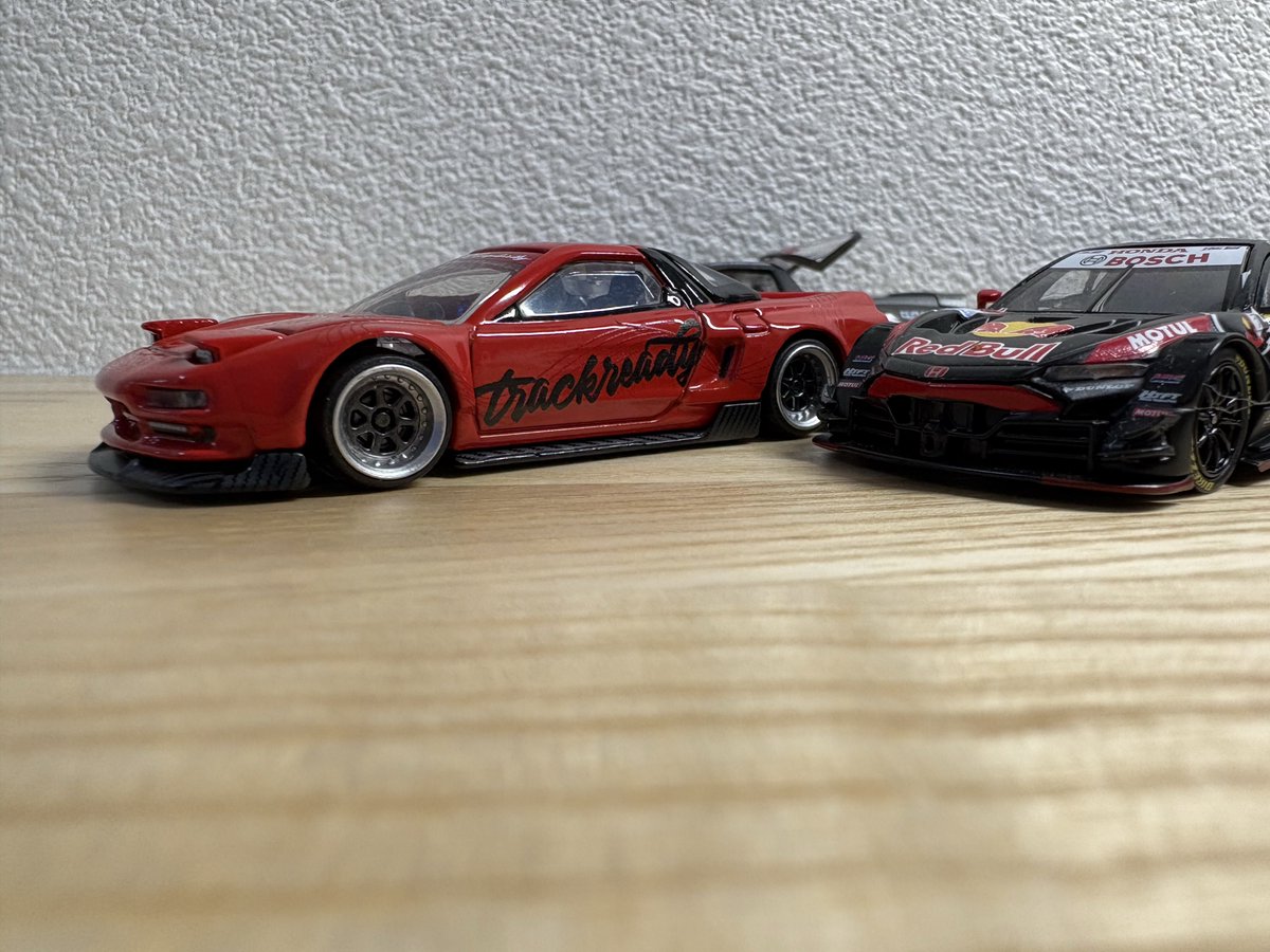 odomebase's tweet photo. 今、話題のトミカCWのNSXを見せて頂きました。
ホイールとリヤウイングが取り替え可能。リトラとリヤウインドウが開閉可能。ギミックが多くて楽しいですね。
他のメーカーのNSXと共に撮影しました。
＃トミカ
＃tomica
＃タカラトミー
＃TAKARATOMY
＃NSX https://t.co/9zMFeozP9W