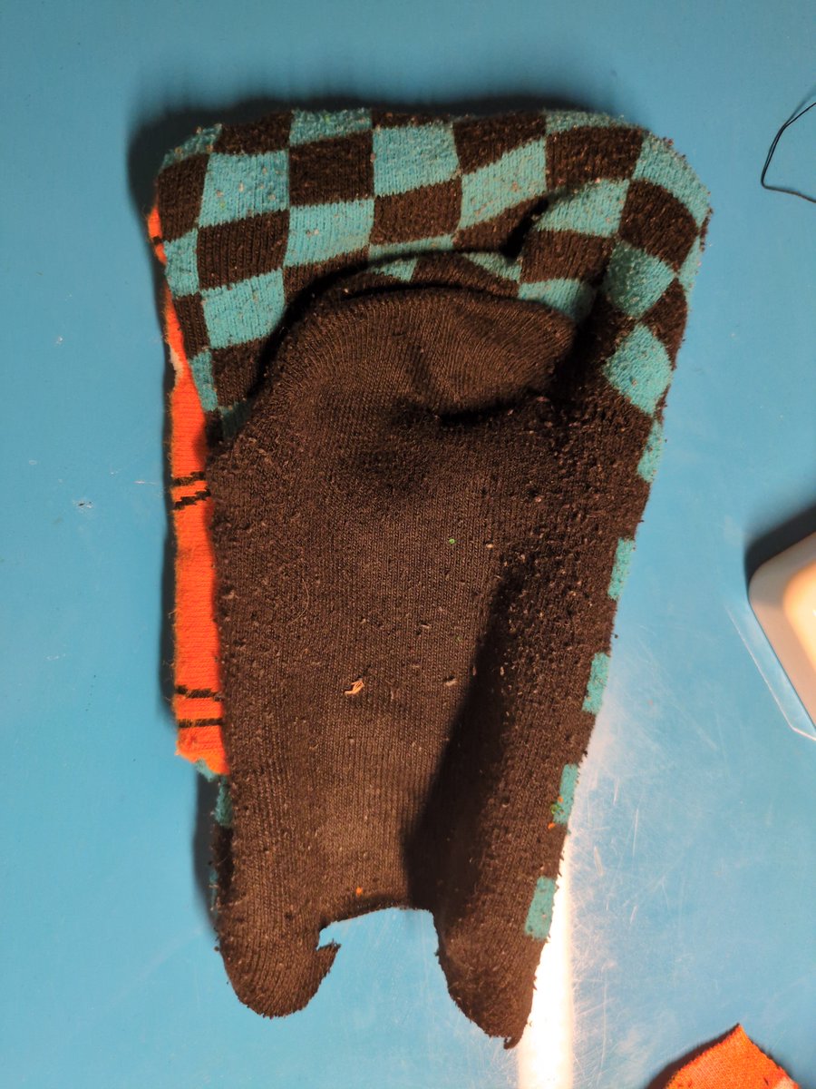 Marshdiary5945's tweet photo. 要らなくなった靴下を縫い合わせてみた。
ゆくゆくは着ぐるみケモ手作るときの糧��…
というかこんなオレンジ靴下知らないんだけど…最後に履いたのいつだ…？ https://t.co/IWx23210xE