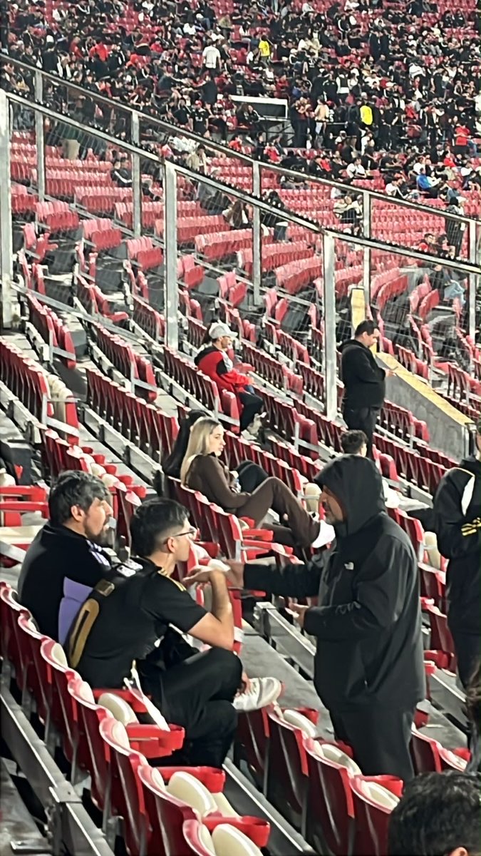 FcoMunoz_TP's tweet photo. Estimado Ministro @martinarrau , los graves hechos de violencia en el Estadio Nacional, ocurridos el día de hoy, son parte de una interna que vive la Garra-Blanca. Le aconsejo buscar orientación especifica en esta materia, para que el Gobierno tome medidas preventivas necesarias y evitar una tragedia. El Plan Estadio Seguro, es el mejor ejemplo de políticas publicas mal diseñadas. @MaximoPavezC @PresidenteKast @minsegpublicacl @maca_santelices @gonzalofeito @RojoEdwards @lacuarta @biobio @ANFPChile @crvalenzuela