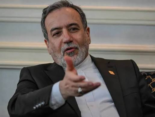 icardo8's tweet photo. 🇮🇷Reportero: "¿Están reconstruyendo armas nucleares?"

🇮🇷Araghchi: "No, estamos comprometidos con la paz."

🇮🇷Reportero: ¿Entonces aceptan la solicitud de Trump para inspecciones?

🇮🇷Araghchi 🔥: "Claro — solo si podemos enviar a nuestro equipo a Israel para ver si ellos tienen armas nucleares. Si Israel las tiene, entonces Irán también debería tenerlas."👏

Araghchi está jugando al ajedrez en 7D. Genio estratégico 💪