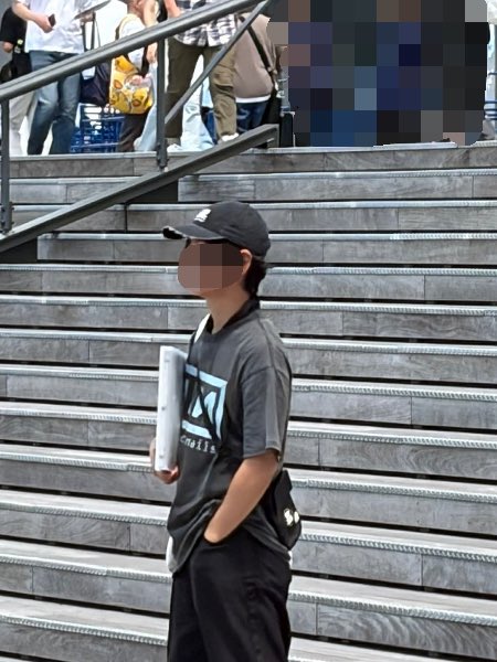 AafOq's tweet photo. ベビモンの現場に居る転売ヤー3人、皆んなグルです。
1枚目の人は昨日グッズ身に付けてました。

IVEやルセラとかでも出没してる有名な転売ヤーらしいので気をつけて💢

#BABYMONSTER
#ベビモン https://t.co/X3qtSeanwQ
