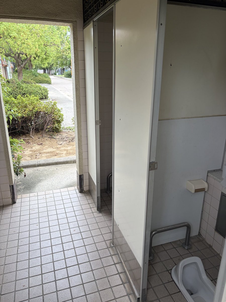 sudo_shota's tweet photo. 前回の選挙から本日までで実現できた政策や陳情がひと段落。ひとえに地域の皆様のお力のおかげです❗️そして、次にやりたいメイン政策の一つは真田山グラウンドの大改修🛝

防災力強化、全世代が楽しめる公共公園としての魅力向上です💪

トイレが男女共用丸見え🚻なんてあり得ませんので、引き続き活動してまいります。

#天王寺区を日本一の文教地域へ
#須藤しょうた