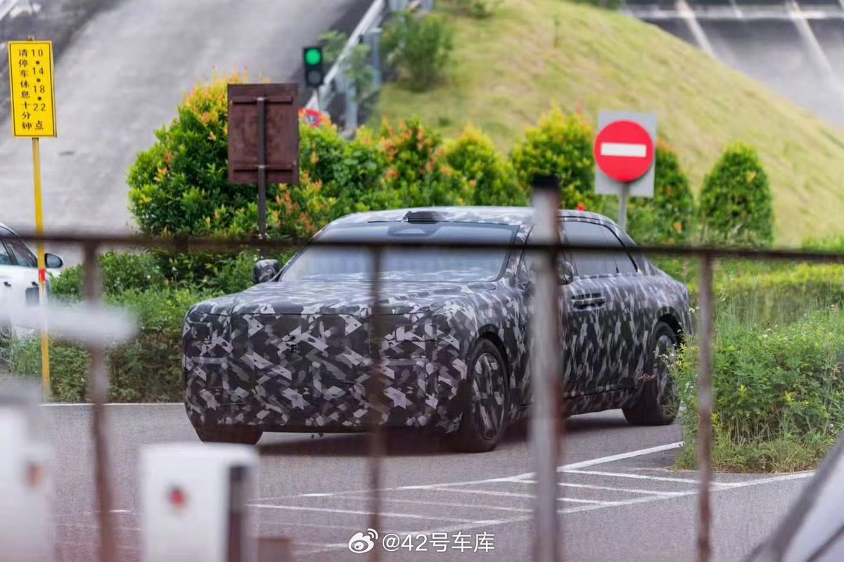 42HOWAuto's tweet photo. The “Pingshan Ghost” with coach doors is actually a camouflaged prototype of Yangwang’s flagship executive sedan. Do you think it can compete with the Zunjie S800? https://t.co/Brc0lkjAo2