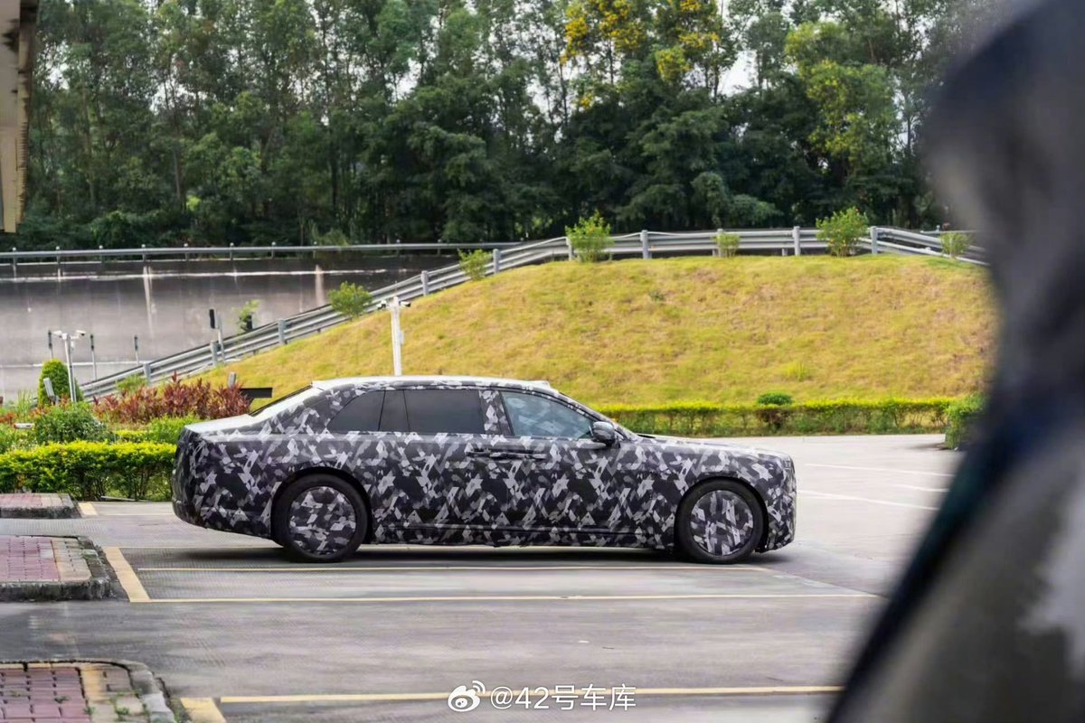 42HOWAuto's tweet photo. The “Pingshan Ghost” with coach doors is actually a camouflaged prototype of Yangwang’s flagship executive sedan. Do you think it can compete with the Zunjie S800? https://t.co/Brc0lkjAo2