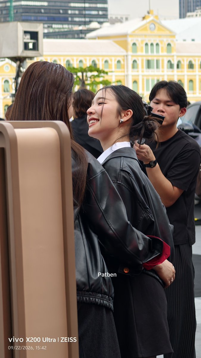 Li11_mie31's tweet photo. You two are so sweet together. That smile is absolutely beautiful and so sweet.

ELLEFashionWeek2026 X MAMC 
#ELLEFashionWeek2026
#EFW26ATICONSIAM 
#MieAya https://t.co/T4397P7cjE