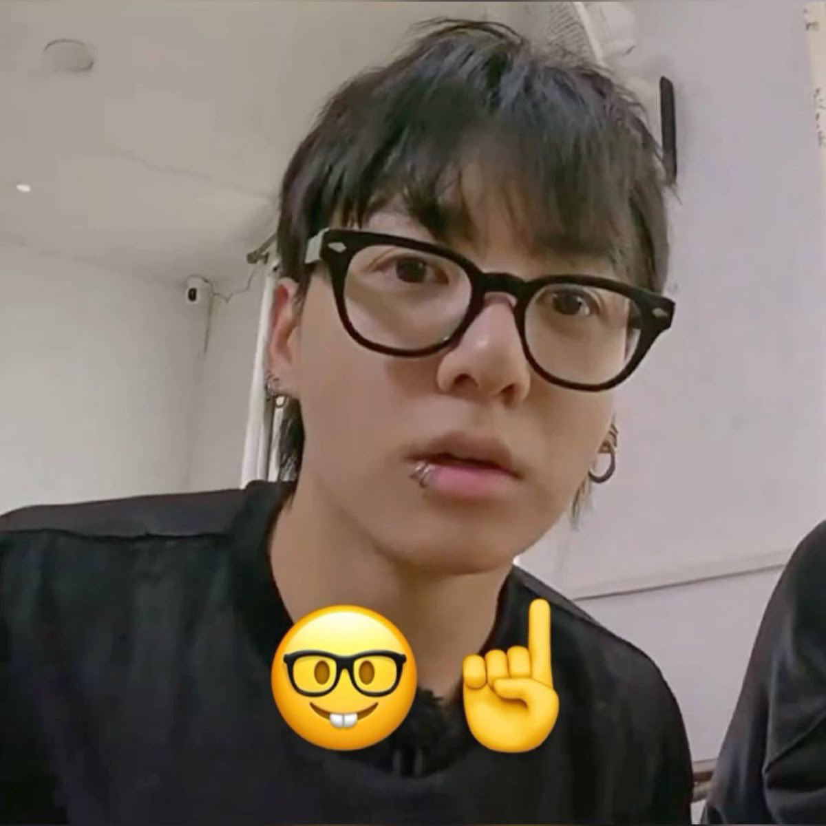 fresikiwi's tweet photo. 📏 — need to know ! #kooktaeau

jeon jungkook es un fantasma social para todos, menos para el cápitan del equipo de basket, quien escuchó un interesante rumor sobre la longitud de cierto chico de lentes. https://t.co/L8EQmqDWzz