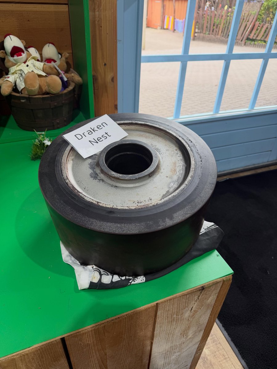 RoxaneFons0qe's tweet photo. Wielen van attracties zijn er in allerlei soorten en maten. Deze van Drakennest is in ieder geval een flinke. 👀
@avonturenpark #hellendoorn #attraction #wheel #themepark #backseaters https://t.co/llwYjQX7Ev