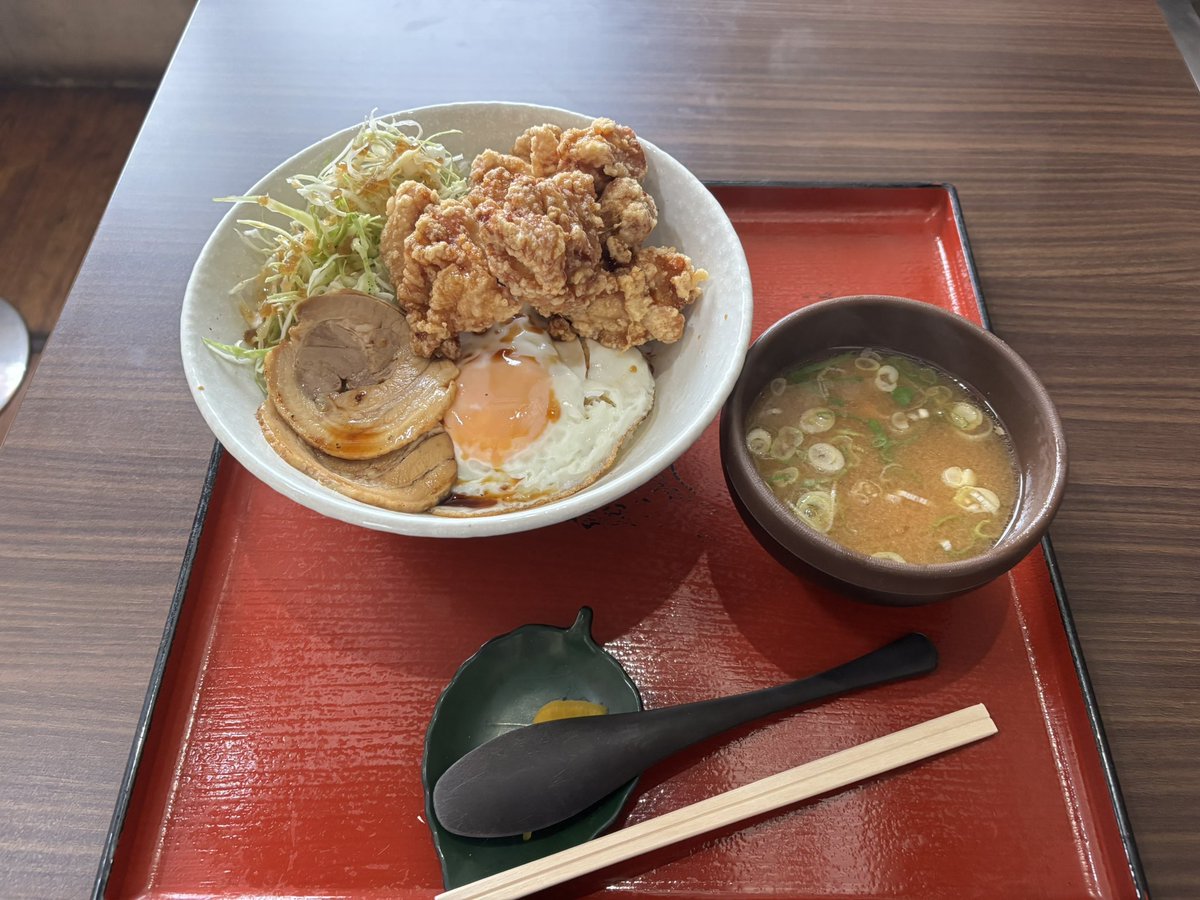 mah_jonglove's tweet photo. 本日より人生初一人旅
最初の休憩は神坂PA
https://t.co/5Bbgex4znPで食える飯の中で一番美味いと思うお疲れ様丼
久しぶりに食べたけどまじで美味い https://t.co/6cb6vSyMo3