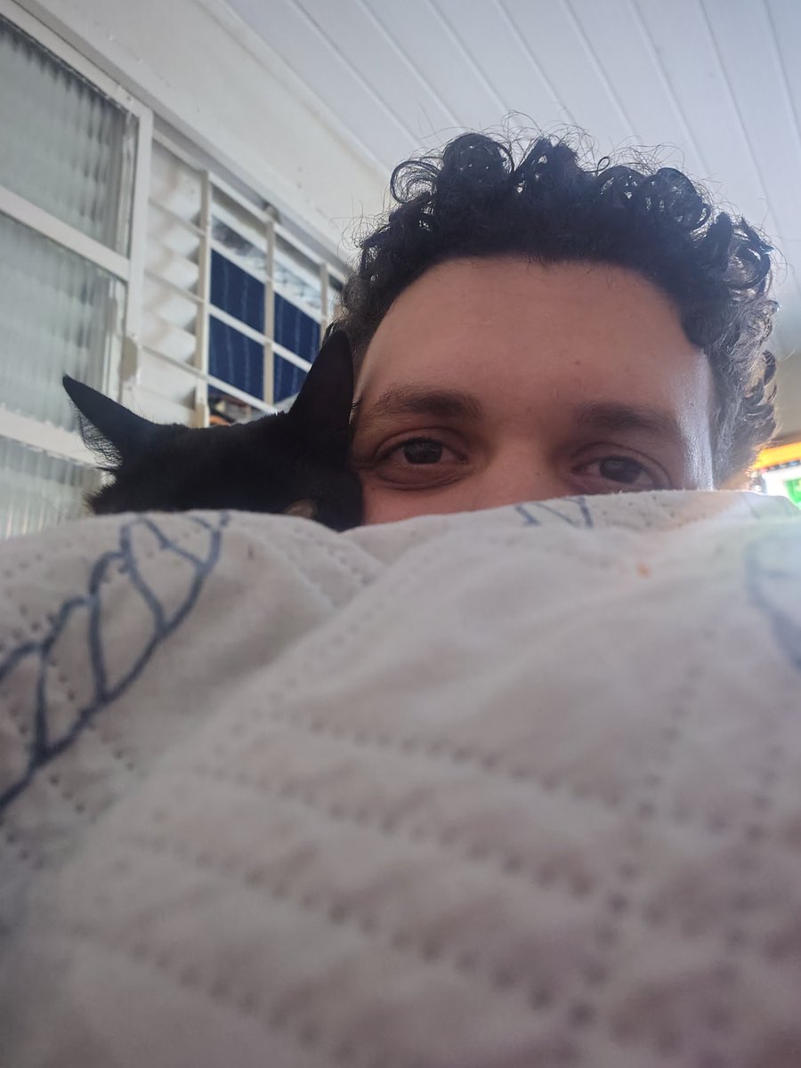 _dan_dara's tweet photo. Fui a floricultura hoje, minha casa está cheia de flores, chegou meu novo ventilador, fiz pizza e pela primeira vez fiz bolo de rolo
Comi assistindo série com meu esposo e já já vamos preparar a palestra que vamos dar num retiro no domingo
A vida é simples
A vida é boa https://t.co/7hKb6hL7bm