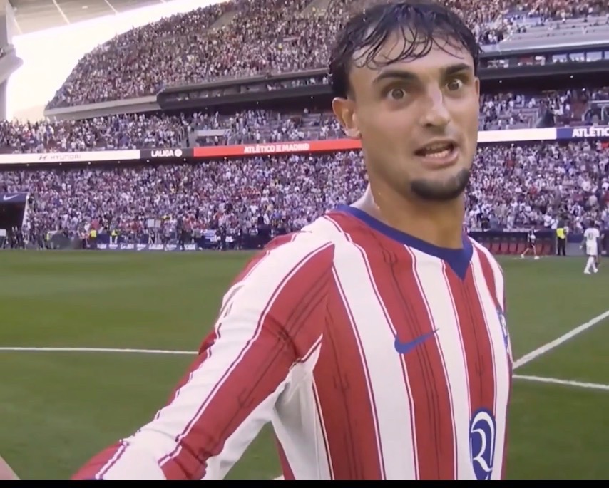 theMadridZone's tweet photo. 🚨🗣️ Atletico Madrid’s Marc Pubill to the referee during the derby: “What a yellow card you’ve given me you b*stard.” @DAZN_ES 

No consequences for insulting the referee, while Real Madrid’s captains get told that they can’t even speak to the referee. 

La Liga at its finest. 👏